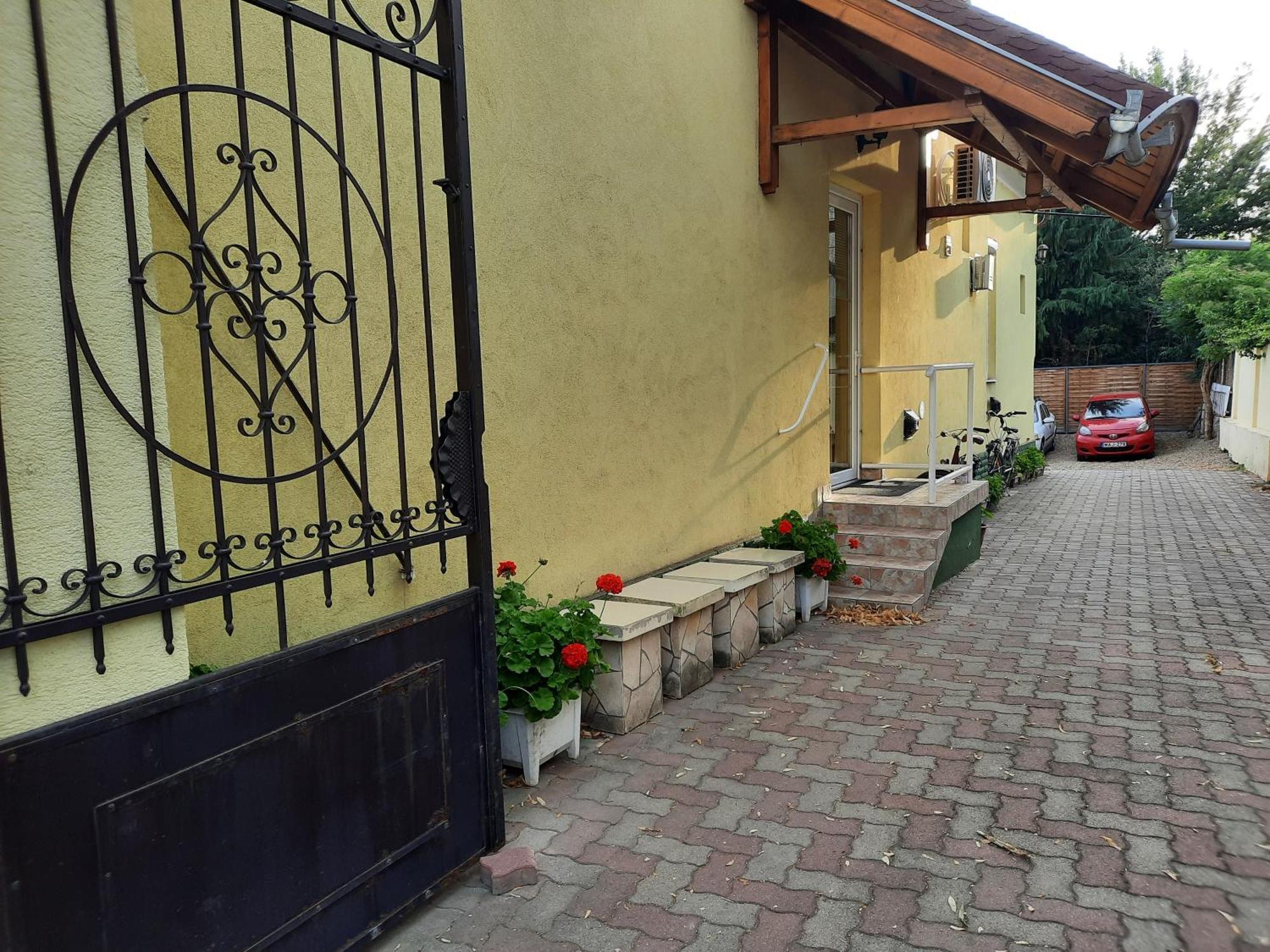 Gloria Apartman Gyula Zimmer foto